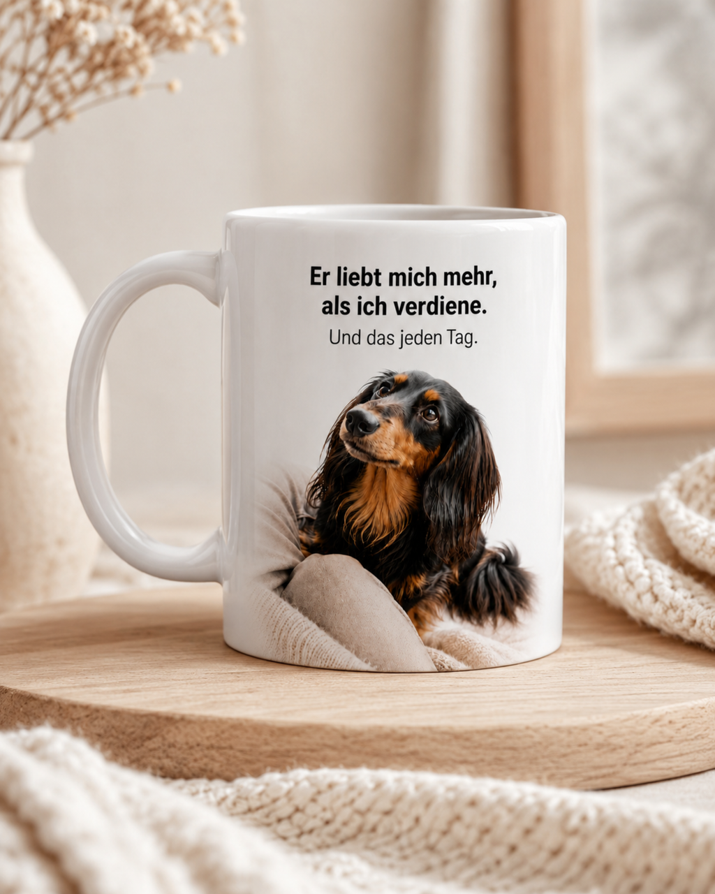 Langhaardackel Tasse · Er liebt mich mehr, als ich verdiene – und das jeden Tag · Lustige Hundetasse