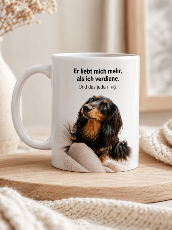 Langhaardackel Tasse · Er liebt mich mehr, als ich verdiene – und das jeden Tag · Lustige Hundetasse